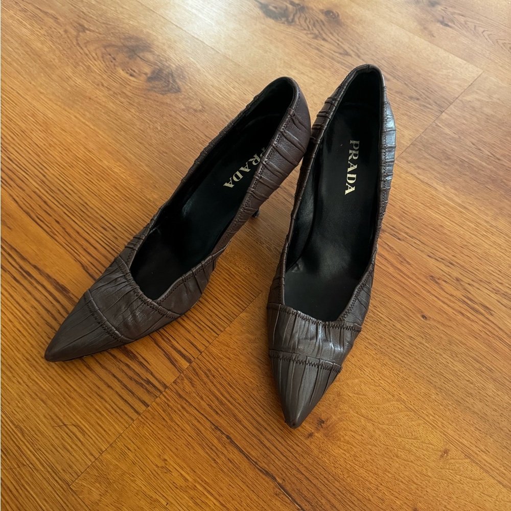 Prada Pleated Vero Cuoio Pointed Toe Pumps Size 37 Gray Brown - Picture 2 of 8